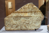 <center>Fragment de relief inscrit figurant un taureau, un bouquetin</center>Yarîm
3e s. ap. n. è.
Albâtre
Rome, Museo delle Civiltà, MNA013047 Ettore Rossi, 1938