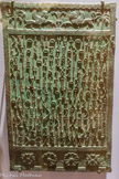 <center>Plaque dédicatoire</center>'Amràn, temple d'Almaqah 
2e s.-1ers. av. n. è.
Bronze
Londres, British Muséum, E48456 William Marcus Coghlan, 1855
Inscription:
1 Raybum et ses frères de la famille Murâ-
2 tidum et leur tribu de ‘Amrân
3 ont dédié à leur patron ’Almaq
4 ah dû-Hirrân la plaque, comme Il
5 leur avait demandé dans son oracle, car
6 'Almaqah leur avait accordé
7 la récolte qu'il leur avait promise; dont (il leur avait concédé)
8 la vente : huit unités de blé selon l'unité de mesure (?),
9 pour une pièce de monnaie de qualité ; dans l'année de
10 'Amkarib, fils de SamanKarib,
11 de la famille Hazfaram de Tathwar. <br>
Ces plaques en bronze étalent destinées à être fixées sur les murs, les piliers, voire sur le mobilier des temples de 'Amrân. Toutes portent des inscriptions de dédicace entourées de motifs inspirés de l'art proche-oriental. Elles appartiennent à un ensemble de vingt-huit exemplaires mis au jour par le colonel Coghlan au milieu du 19e siècle.