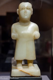 <center>Statue funéraire Inscrite</center>Hayd ibn ‘Aqil (?)
2e – 1er s. av. n. è.
Albâtre
Munich, Museum Fünf continente (MFK), 93-317 .Ancienne collection Guido Vetti, acquisition 1993.