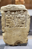<center>Relief funéraire représentant deux femmes se faisant face</center>Haz (?)
1er s. av. n. è. – 6e s. n. è.
Calcaire
Berlin, Staatliche Museen zu Berlin, Vorderasiatisches Museum, VA 8943. Carl Rathjens/Sidi Abdallah, 1929.