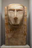 <center>Stèle funéraire à visage en haut-relief</center>Yémen
Milieu du 1er mill. av. n. è.
Albâtre
Berlin, Vorderasiatisches Museum, VA 7758 Pierre Bardey, 1913. <br>
Dès la découverte de la civilisation sudarabique au 19e siècle, les énigmatiques portraits en albâtre, au même titre que les inscriptions, suscitèrent la fascination des Occidentaux. Il s'agit de portraits funéraires, destinés à être insérés dans des bases cubiques ou placés dans des niches au sommet de stèles. Ces sculptures portent parfois le nom du défunt Les détails des yeux, des sourcils et de la barbe étaient quant à eux, conçus pour recevoir des incrustations, aujourd'hui disparues.