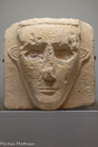<center>Fragment de stèle funéraire avec visage en haut-relief
Al-Jawf (?)</center>4e – 3e s. av. n. è.
Calcaire.
Berlin, Staatliche Museen zu Berlin, Vorderaaiatisehet Museum VA 6 Eduard Glaser, 1886