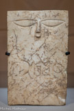 <center>Stèle aux yeux</center>Hayd Ibn’Aqil 
7e s. av. n. è.
Albâtre
Munich, Museum Fünf Kontinente (MFK). 92-316 671 Ancien fonds. <br>
Ces stèles, ornées d'yeux schématisés et du nom du défunt, témoignent du souvenir du défunt en gravant son visage et son nom sur la pierre. Apparues au 8e siècle, elles ont ensuite évolué vers la représentation du visage complet. Ce type de stèle se retrouve également dans le nord de l'Arabie jusqu'à Pétra en Jordanie, révélant des pratiques funéraires et croyances communes.