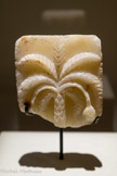 <center>Élément de relief à décor de palmier</center>Na'd 
3e s. av. n. è. – 3e s. n. è.
Albâtre
Rome, Museo delie Civiltà, MNA013052 Ettore Rossi, 1938. <br>
Le palmier dattier (Phoenix dactylifera L) est une plante emblématique des zones arides de la péninsule Arabique, où il représente l'espèce essentielle des palmeraies traditionnelles. En plus de procurer de l'ombre et de limiter ainsi l'évaporation dans les jardins, il offre des fruits riches en sucres et en vitamines. Pratiquement toutes ses parties trouvent une utilité: ses palmes, par exemple, servent aussi bien dans la construction que comme support d'écriture.