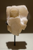 <center>Fragment d'un bas-relief figurant une déesse tenant des épis de blé</center>Yémen
1er s.-3e s. n. è.
Albâtre.
Paris, musée du Louvre, Département des Antiquités orientales, AO 4751 Pierre Bardey, 1901