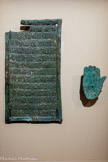 <center>Plaque dédicatoire</center>'Amrân, temple d'Almaqah 1er s. av. n. è.-2e s. n. è.
Bronze.
Londres, British Muséum, E48461 William Marcus Coghlan, 1862. <br>
Inscription :
1 Rabîbum Ya’zam, de la famille ’Ahraf, a dédié
2 à ’Almaqah dû-Hirrân cette tablette, parce que
3’Almaqah le lui a demandé dans son oracle ;
4 et parce qu'il l'a protégé dans son pèlerinage à
5 d-M‘lsn ; et parce que ’Almaqah lui a accordé
6 d'excellents abattages, butins et captifs
7 dans toutes les batailles où il a aidé son seigneur Yuf
8 ri’ de la famille Murâtidum.; et parce qu'il a délivré son serviteur
9 Rabîbum lors de l'attaque qu'il a menée contre les Arabes
10 dans la région de Manhatum ; et qu'il accorde la
11 bienveillance de son seigneur Yufri' et l’abondance de facultés et de 
12 puissance