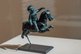 <center>Figurine d'un enfant chevauchant un cheval</center>Yémen 1er s. n. è.
Bronze
Paris, musée du Louvre, Département des Antiquités orientales, AO 6506 Pierre Bardey, 1912. <br>
Les statues en bronze, petites ou monumentales, connurent un grand succès dans le Yémen antique dès le début de notre ère. Inspirées des modèles gréco-romains diffusés depuis Alexandrie, les statues équestres étaient particulièrement appréciées. Cet Éros nu, à la coiffure sophistiquée, devait tenir une lance ou les rênes du cheval bondissant La présence du cheval, introduit pa