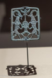 <center>Applique représentant un homme entre deux bouquetins</center>Yémen
2e - 1er s. av. n. è.
Bronze.
Vienne, Kunsthistorisches Museum Ägyptisch - Orientalisch# Sammlung,SEM 141 Eduard Glaser, 1894