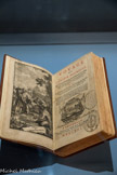 <center>JEAN DE LA ROQUE</center>Voyage de l'Arabie heureuse par l'océan Oriental et le Détroit de la mer Rouge.
Fait par les François pour la première fois, dans les années 1708,1709 et 1710, avec la relation particulière d'un voyage fait du port de Moka à la cour du roi d'Yémen, dans la seconde expédition des années 1711, 1712 et 1713, un mémoire concernant l'arbre et le fruit du café, dressé sur les observations de ceux qui ont fait ce dernier voyage, et un traité historique de l'origine et du progrès du café, tant dans l'Asie que dans l'Europe, de son introduction en France et de l’établissement de son usage à Paris.
Amsterdam, Steenhouwer et Uytwerf 1716