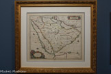 <center>JAN JANSSON</center>Arabiae Felicis,
Petraeae et Desertae.
Amsterdam, vers 1658-1665. Gravure sur cuivre.
Marseille, CCI métropolitaine Aix-Marseille-Provence (CCI AMP), PGE4661 Collections CCIAMP. <br>
Carte dans laquelle apparaissent les trois divisions classiques héritées de Ptolémée: Arabie Heureuse, Arabie Pétrée et Arabie Déserte, ainsi que quelques centres urbains et reliefs terrestres. On relève également un certain nombre d'illustrations figurant des animaux et des arbres dont la représentation signifie la présence d'une grande oasis.