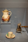 <center></center>FABRIQUE GASPARD ROBERT
Cafetière ovoïde sur talon, vers 1770 -1785
Porcelaine, décor de petit feu polychrome et or
Marseille, Château Borély-Musée des Arts décoratifs, de la Faïence et de la Mode. 1995.71.1. Don P.&L Jourdan-Barvy,l995.
<br>FABRIQUE GASPARD ROBERT
Tasse et soucoupe
Milieu du 18e siècle
Faïence stannifère, décor de petit feu.
Marseille, Château Borély-Musée des Arts décoratifs, de la Faïence et de la Mode, GF 3276.1.2. Legs G.Aicard.
<br>CLAUDE ISAAC BOURGOIN
Cafetière
1779 - 1780. Argent, bois de Poirier.
Paris, musée des Arts décoratifs, don Henri Le Secq des Tournelles, 1905, en dépôt au Château Borély-Musée des Arts décoratifs, de la Faïence et de la Mode.