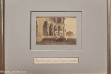 <center>GEORGES REVOIL (attribué à)</center>Groupe à Sheikh Othman, environs d'Aden
1880-1883?
Photographie contrecollée sur carton.
L'image montre un groupe de six personnages posant sur les marches de la demeure de Hassan Ali à Sheikh Othman, à quelques kilomètres d'Aden. Parmi eux, en haut à gauche, tête nue, Arthur Rimbaud.