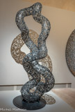 <center>NASSER AL-ASWADI</center>(Taez, Yémen, 1978, vit à Marseille). Tolérance. 2021. Sculpture en inox. Collection de l'artiste.