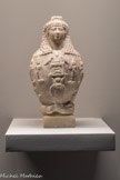 <center>Vase à tête d'Isis</center>332 av. J.-C.-640 apr. J.C. Marbre. Leidem, Rijksmuseum Van Oudheden