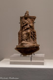 <center>Fragment de lampe représentant Isis allaitant Horus (Isis Lactans)</center>30 av. J.-C.-640 apr. J.C.
Terre cuite. Leidem, Rijksmuseum Van Oudheden