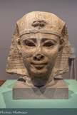 <center>Tête colossale d'une statue royale</center>305-222 av. J.-C.
Chaux de nummulite, à gros grains
VIENNA, KUNSTHISTORISCHES MUSEUM EGYPTIAN AND NEAR EASTERN COLLECTION.