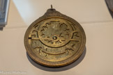 <center>Astrolabe syro-égyptien</center>Ali ben Ibrahim. Damas. 1326.
Laiton.