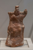 <center>Sarapis sur le trône</center>2e siècle apr. J.-C. Terre cuite, stuc.