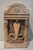 <center>Stèle avec le serpent Agathodémon</center>Alexandrie
Période romaine Calcaire.