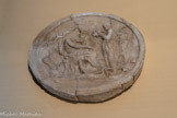 <center>Emblème avec scène mythologique</center>1er - 2e siècle apr. J.-C. Plâtre.