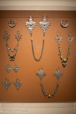 <center>Fibules</center>Fibule Khlel.
Vers 1950-1975. Tunisie. Argent
Mucem, Marseille
<br>Fibule à motifs : de croissants de lune, de poissons et de grenades.
20e siècle.
Tunisie 
Argent ciselé. Mucem, Marseille. <br>
Ensemble de fibules
1900-1950
Maroc
Argent et argent, émail, verre
Fondation Jardin Majorelle, Marrakech, Maroc..