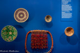 <center></center>1. Plat
Vers 1989
Tassiü n’Aèer, Djanet, AJgéne
Fibre de palmier, laine
Mucem, Marseille, issu d'une collecte de
Tatiana Fougal sur les techniques de vannerie. <br>
2. Plat à pain
20e siècle
Ain Madhi, Laghouat, Algérie Alfa, laine Mucem, Marseille
<br>4. Ceinture
20e siècle
Maroc
Laine, teinture, coquillage.
Fondation Jardin Majorelle, Marrakech, Maroc. <br>
5. Plat
20e siècle  Grande Kabylie Algérie.
Terre cuite montée au colombin Mucem, Marseille. <br>
6. Plat  
Début 20e siècle. Sejnane, Tunisie. erre cuite montée au colombin et peinte. Mucem, Marseille