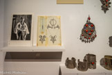 <center></center>1. Portrait réalisé pour la couverture de l'ouvrage d’Henriette Camps-Fabrer Les bijoux de Grande Kaby/ie 1970
Tirage photographique sur carton Mucem, Marseille.
<br>
2. Dessin d’une fibule
Document de travail dHeonette Camps Fabrer
sur ¿es bgoax de Grande Kahy&e
Vers 1970
Encre sur calque
Mucem, Marseille. <br>4. Fibule Tabzimt
Vers 1900-1950
Grande Kabylie (région des Ouadhias), Algérie
Argent, corail
Mucem, Marseille, don Jacqueline Terrer
<br> 8. Paire de chevillières kabyles Akhelkhal
1900-1950
Algérie
Argent, émaillé et ciselé, simili corail en Celluloïd
Mucem, Marseille
<br> 10. Paire de bracelets de poignet Swar
1950-2000
Oasis de Siwa, Tunisie, Libye ou Égypte Argent ciselé, riveté
Mucem, Marseille, don de Jacqueline Terre