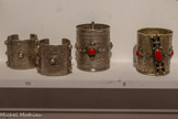<center></center>8. Paire de chevillières kabyles Akhelkhal
1900-1950
Algérie
Argent, émaillé et ciselé, simili corail en Celluloïd
Mucem, Marseille
<br> 10. Paire de bracelets de poignet Swar
1950-2000
Oasis de Siwa, Tunisie, Libye ou Égypte Argent ciselé, riveté
Mucem, Marseille, don de Jacqueline Terre