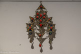 <center></center>7. Parure de tête, diadème kabyle
20e siècle Algérie
Argent, émail cloisonné, cabochon en
Celluloïd - imitation corail