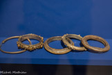 <center>Ensemble de bracelets et de boucles d’oreilles</center>Années 1920 Maroc
Argent, corne, bois. Collection privée, Maroc.