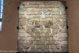 Panneau de briques émaillées Sphynx assis affrontés surmontés du globe ailé d'Ahura-Mazda Terre cuite glaçurée bleue, jaune, noire, verte et brune Patois de Darius Ier, Suse (Iran)
521-486 av, J.-C.