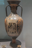 38 • Amphore - Guerrier héroïsé avec sa panoplie Décor surpeint blanc Céramique à figures rouges Apulie (Italie) 350-325 av. J.-C.