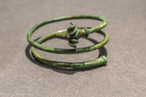 5 • Bracelet de bras à tête de bélier
Bracelet ouvert à fine tige, composé de trois spirales Alliage cuivreux
Étrurie (Italie) Vers 300 av. J.-C.