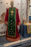 <center></center>Plastron liturgique. <br> Au sol :  Rouleau de prière arménien, exceptionnellement long pour un admirateur de saint Grégoire de Narek, 1844. Début.