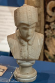 <center></center>Buste en albâtre du philosophe Jean-Jacques Rousseau habillé en arménien, c. 1780.