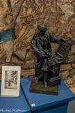 <center></center>Statue en bronze de Jean-Jacques Rousseau en costume arménien, 1779. Sur l'écritoire : Contratc social, dictionnaire de musique, lettre de la montagne.