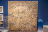 <center>Tirage Zodiaque de Dendérah</center>Moulage réalisé par les Ateliers d'art, Moulage & Chalcographie de la RMN-Grand Palais, France, 2025
Plâtre
Mucem, Marseille, d'après le Zodiaque de Dendérah,
Temple d'Hathor, Égypte, 50 avant J.-C, conservé au musée du Louvre, département des Antiquités égyptiennes. <br>
Dans le temple de Dendérah en Égypte, une chapelle avait pour plafond une carte du ciel. Sur ce moulage du plafond, on distingue les douze constellations du zodiaque grec, héritées de la Mésopotamie, au milieu desquelles se trouvent les cinq planètes représentées sous une forme divine. Ces représentations sont associées à des constellations égyptiennes : au centre, l'Hippopotame équivaut au Dragon, la Patte de Bœuf à la Grande Ourse.