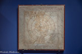 <center>Table astronomique dite « planisphère de Bianchini »</center>Rome, Italie 2e siècle
Marbre (sept fragments sur un montage moderne)
Musée du Louvre, département des Antiquités grecques, étrusques et romaines, Paris. <br>
Ce planisphère romain est un rare assemblage de différentes visions du zodiaque en Méditerranée. Autour des constellations polaires (les Ourses et le Dragon) se trouvent un cercle avec les images du zodiaque mésopotamien, deux cercles avec celles du zodiaque grec, puis des divinités égyptiennes liées au calendrier, et enfin les personnifications des sept planètes.
