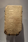<center>Enûma Anu Enlil, recueil de présages.</center>Mésopotamie. Vers 539-150 av. J.-C.
Terre cuite.
Musée du Louvre, département des Antiquités orientales, Paris. <br>
Dès la fin du 3e millénaire avant J.-C, les Mésopotamiens élaborent des listes des corps célestes, imaginant déjà certaines constellations que nous connaissons toujours aujourd'hui. En plus d'être étudié, le ciel étoilé est aussi interprété et permet d'anticiper l'avenir. Cette tablette fait partie d'un ensemble de textes qui recense les présages associés aux astres.