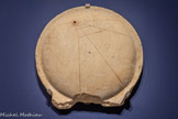 <center>Cadran solaire</center>Carthage, Tunisie 1er siècle Marbre
Musée du Louvre, département des Antiquités grecques, étrusques et romaines, Paris.