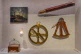 <center>Le ciel pour s'orienter.</center>Autrefois, en pleine mer, observer le ciel permettait aux navigateurs de savoir où ils étaient et comment se diriger. De nombreux instruments existaient pour se repérer. Ces instruments permettaient aussi de connaître l'heure. Aujourd'hui, ils ont été remplacés par la montre et le GPS. Essayez de vous orienter vers le nord en vous aidant de la position du Soleil, sans utiliser la boussole de votre téléphone.<br> En haut, à gauche : Marine
Horace Vernet France
Entre 1743 et 1789 Huile sur toile
Musée des Augustins, Toulouse
