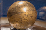 <center>Globe céleste.</center>Italie ou Europe centrale 1502
Cuivre doré et gravé
Musée national de la Renaissance château d'Écouen.