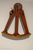 <center>Le ciel pour s'orienter.</center>Octant
Pierre Lemaire
Paris, Fance.
Vers 1740.
Laiton acajou et bois. Musée national de la Marine, Paris. L'octant et l’astrolabe donnent la hauteur des astres.