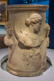 <center>Autel de Séléné, déesse de la lune Rome</center>Italie. 2e siècle. Marbre. 
Musée du Louvre, département des Antiquités grecques, étrusque et romaine, Paris. <br>
Le décor de cet autel symbolise la course des astres. L’apparition de Vénus à l'aube et au crépuscule est probablement représentée par les deux bustes masculins accompagnés de torches.