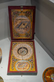 <center>Indicateur de qibla, boussole orientant vers la Mecque.</center>Turquie
1750-1850 Bois peint et laiton
Mucem, Marseille
