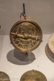 <center>Astrolabe</center>Abû Bakr Ibn Yûsuf. Marrakech, Maroc.
1216-1217. Laiton
Musée des Arts Précieux Paul-Dupuy de la Ville de Toulouse. <br> L'astrolabe, en grec ancien le « preneur d’étoiles », est un outil d'observation et de calcul permettant de déterminer l’heure et de s'orienter grâce â la voûte céleste. Celui-ci peut fonctionner à des latitudes variées selon le cadran employé, chacun étant spécifique à une grande ville du bassin méditerranéen  : Marrakech, Séville, La Mecque, Le Caire et Jérusalem notamment.