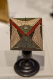 <center>Cadran solaire polyèdrique</center>Stefano Buonsignori Florence, Italie 16e siècle
Bois peint et verre
Musée Galilée, Florence, Italie.