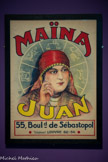 <center>Affiche de Maïna Juan</center>Paris, France Avant 1930 Papier imprimé.
Mucem, Marseille. <br>
Maïna Juan était une célèbre voyante de Paris qui pratiquait diverses techniques de divination, principalement l'astrologie et la cartomancie. Ces automates de voyance proviennent de son cabinet. Contre 2 francs, ils délivraient un chiffre porte- bonheur et un jour de la semaine désigné comme favorable.