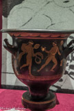 <center>Cratère en cloche.</center>Éphèbe et satyre 
Céramique à figures rouges
Apulie (Italie) Vers 330 av. J.-C.