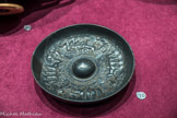 <center>Patère à ombilic.</center>céramique avec décor de quadrige Calés (Italie) IIIe siècle av. J.-C.